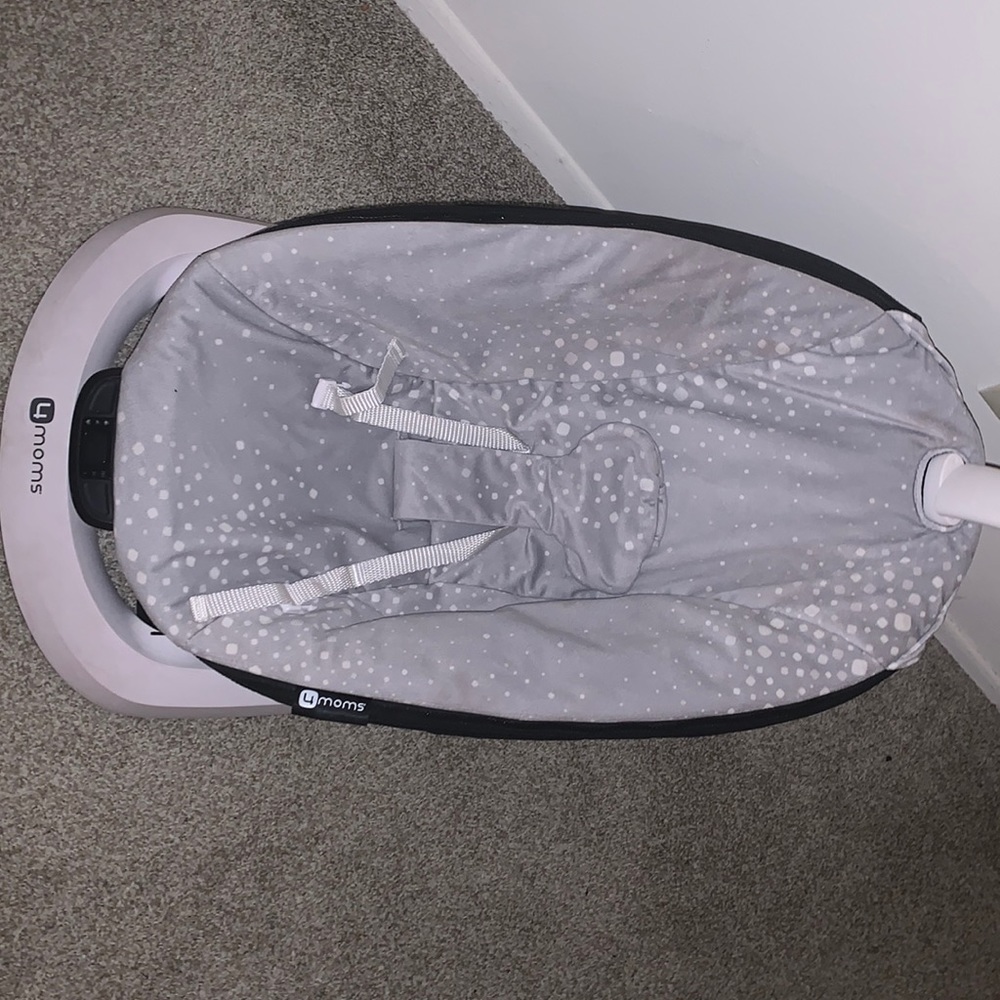 4 moms bouncer PRE- owned